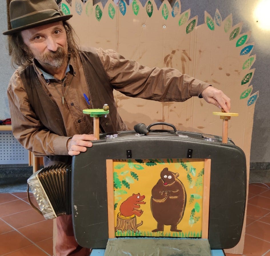 Storie in valigia contro una vita grigia Teatro del Corvo